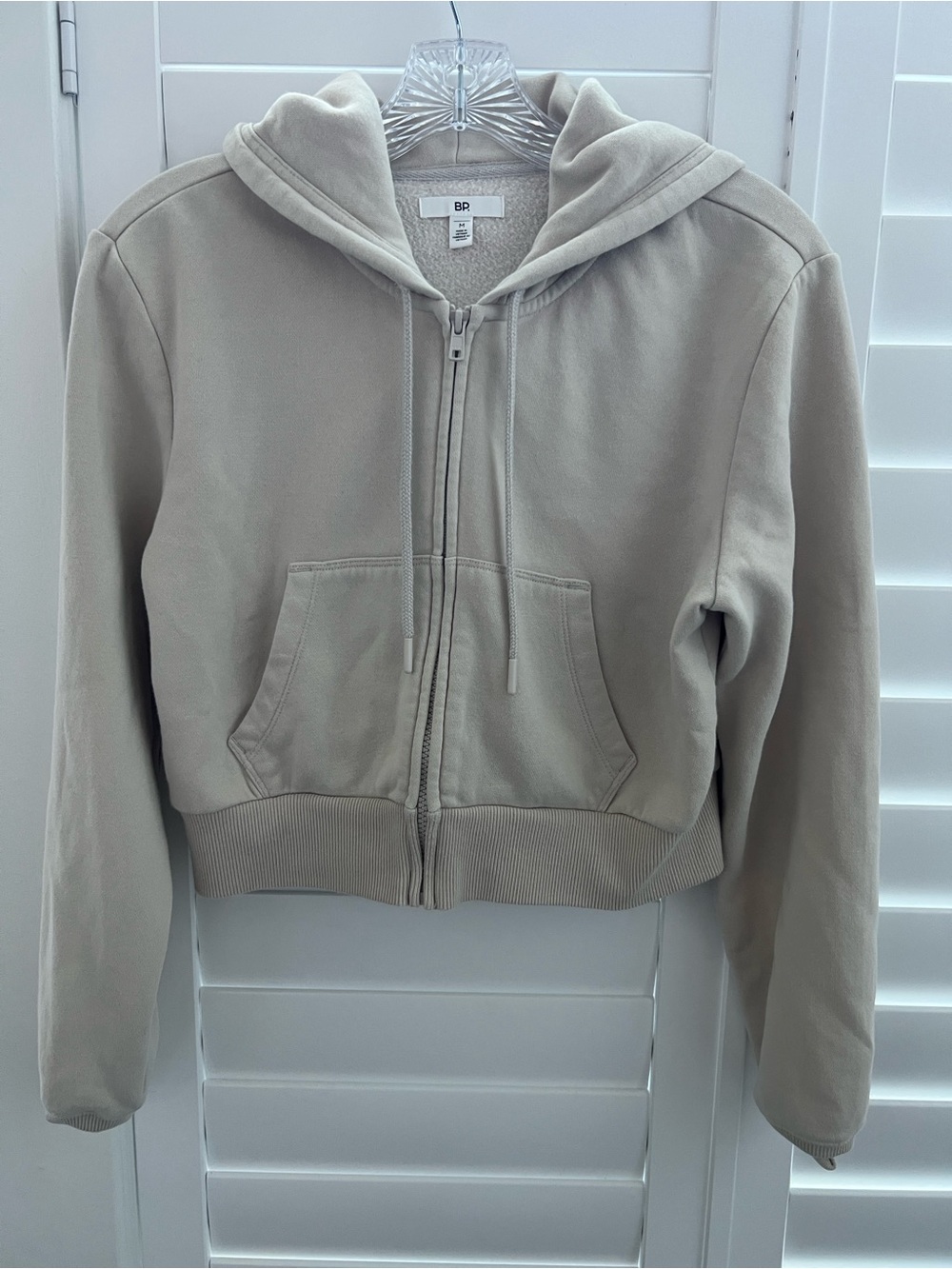 BP. Cropped women’s cream sweatshirt
